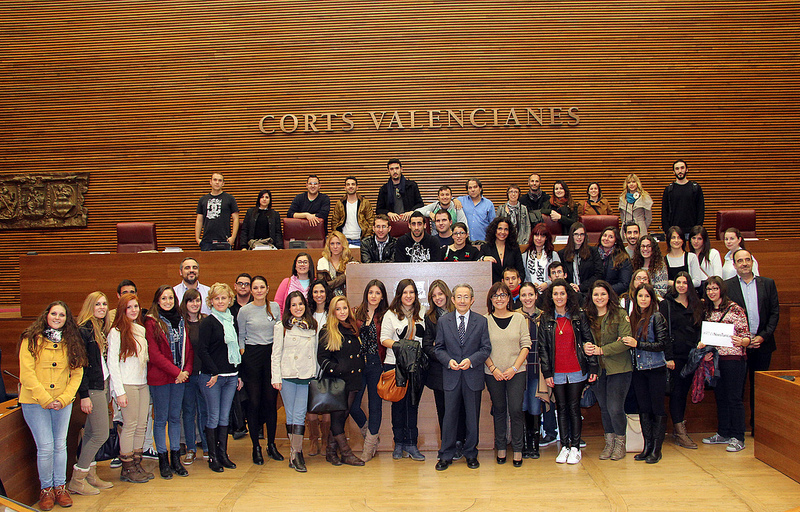 Alumnos de Periodismo UMH, con diputados alicantinos tras finalizar el Pleno. | LES CORTS