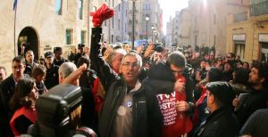 Protestas de trabajadores de RTVV en las puertas de Les Corts | EL PAIS